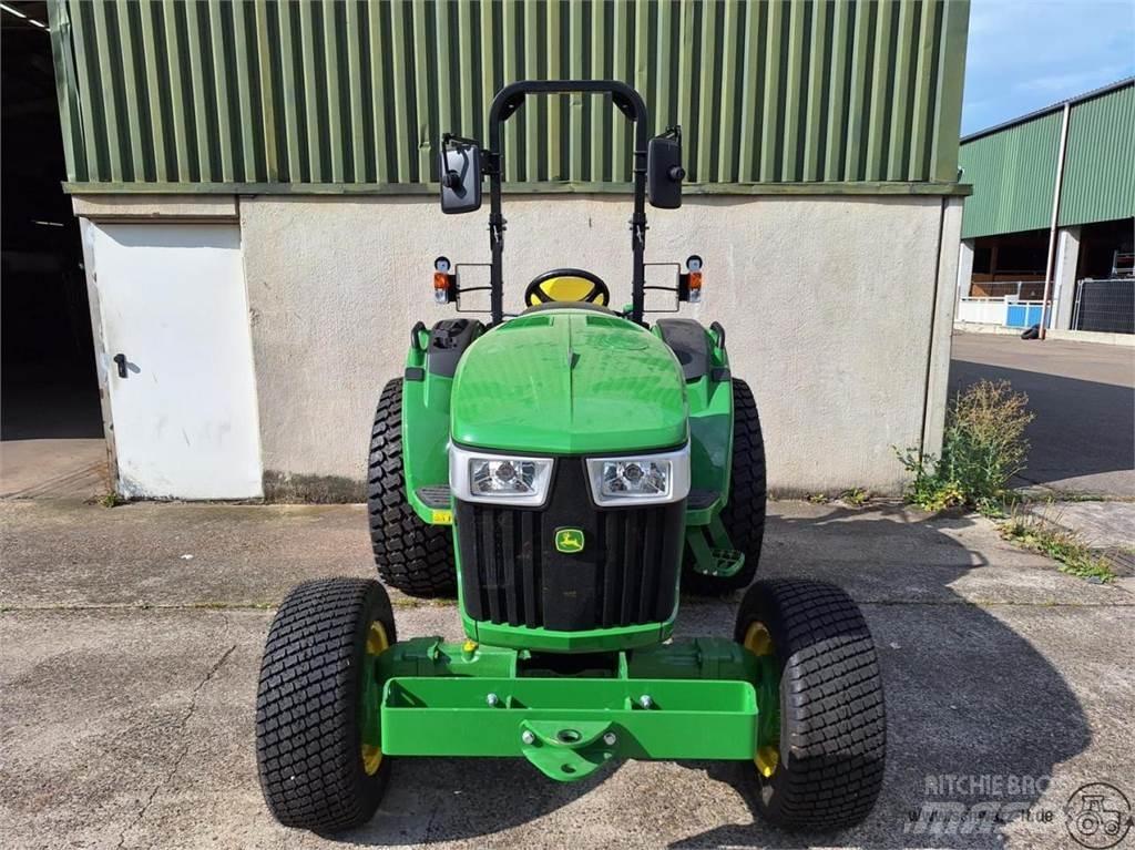 John Deere 4052M جرارات مدمجة