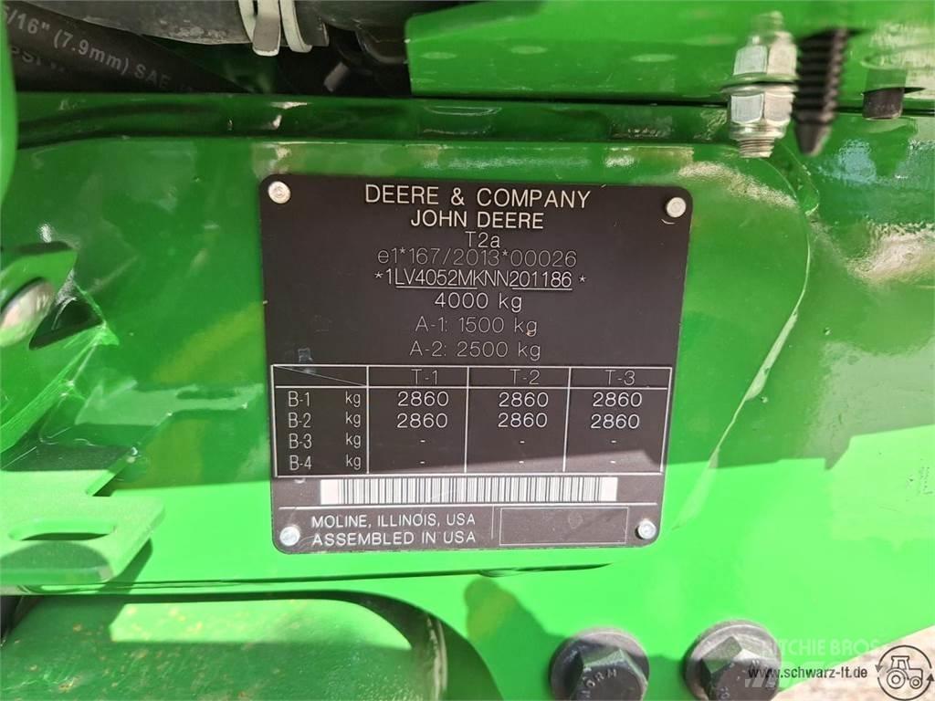 John Deere 4052M جرارات مدمجة
