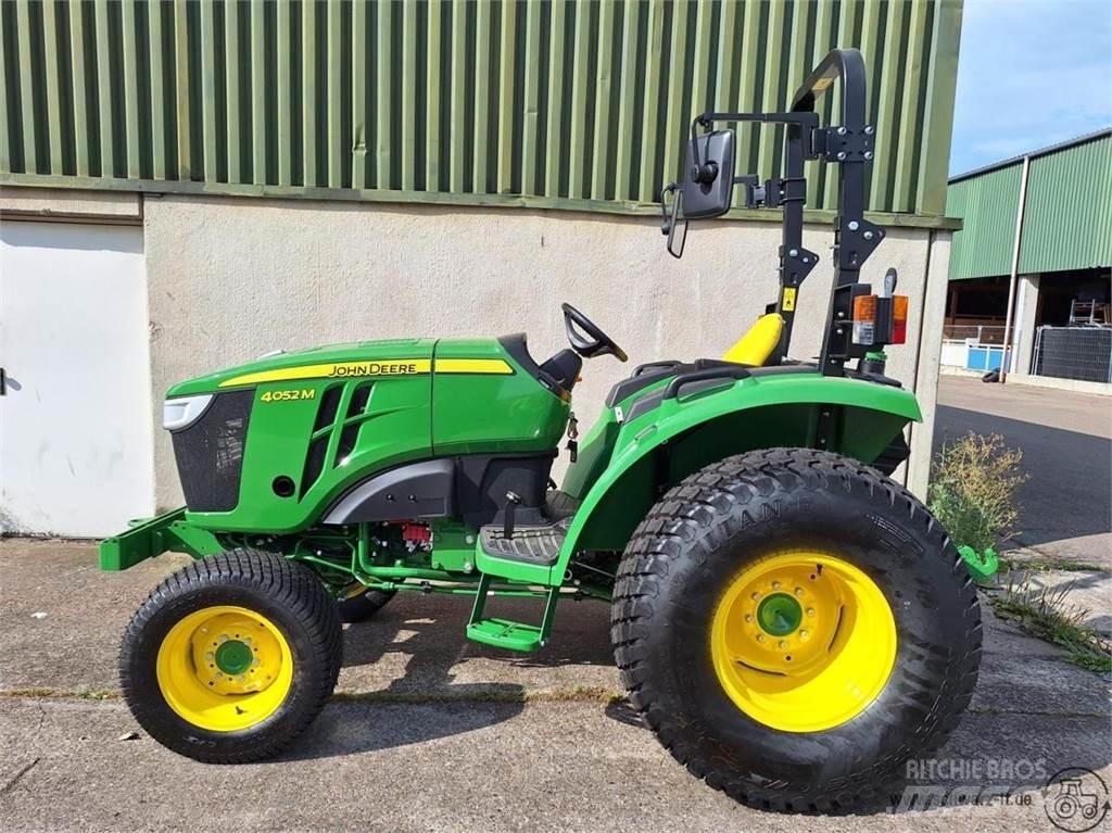 John Deere 4052M جرارات مدمجة