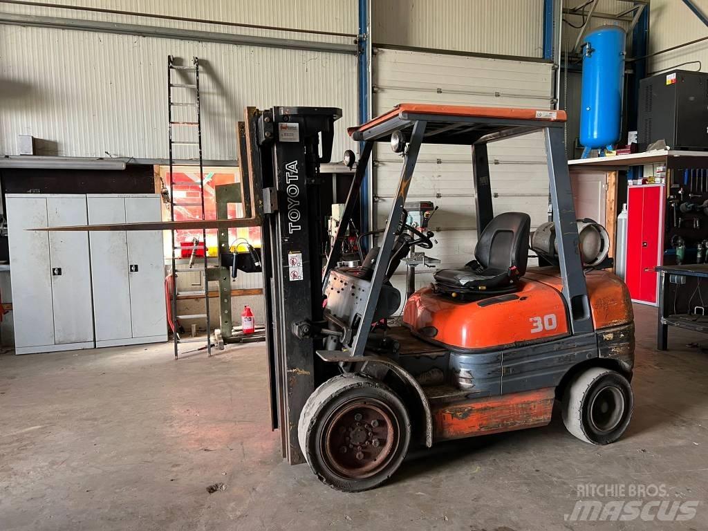 Toyota 02-6 FG F 30 شاحنات LPG