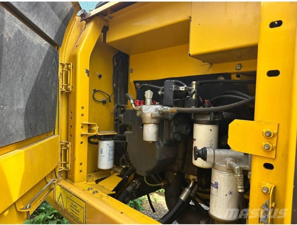 Komatsu PC 210 LC-11 حفارات زحافة