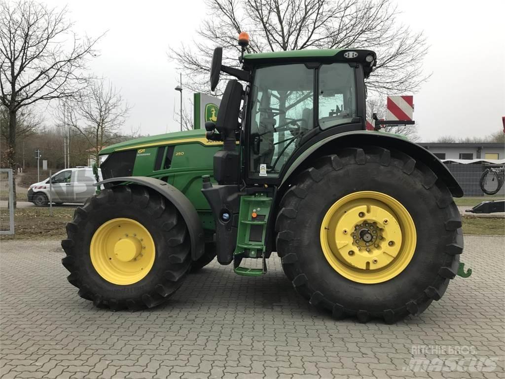 John Deere 6R 250 الجرارات