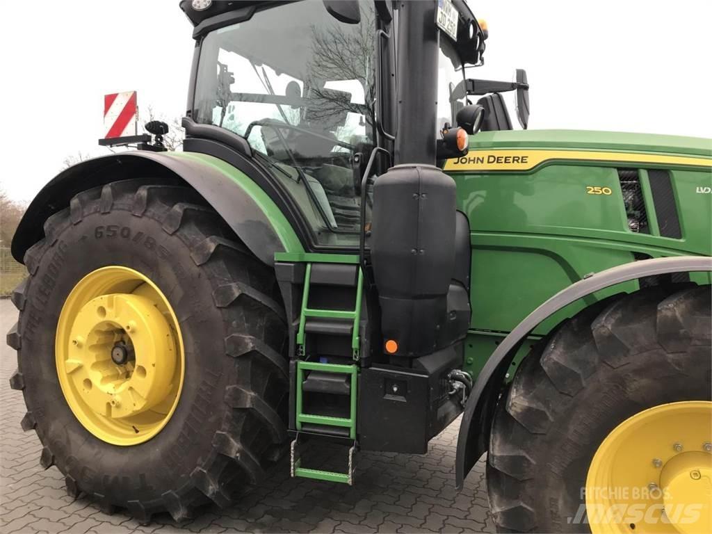 John Deere 6R 250 الجرارات