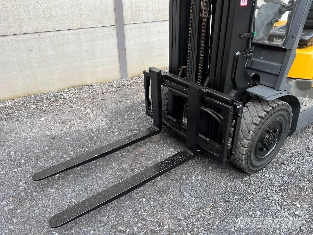 TCM FD30T3 شاحنات الديزل