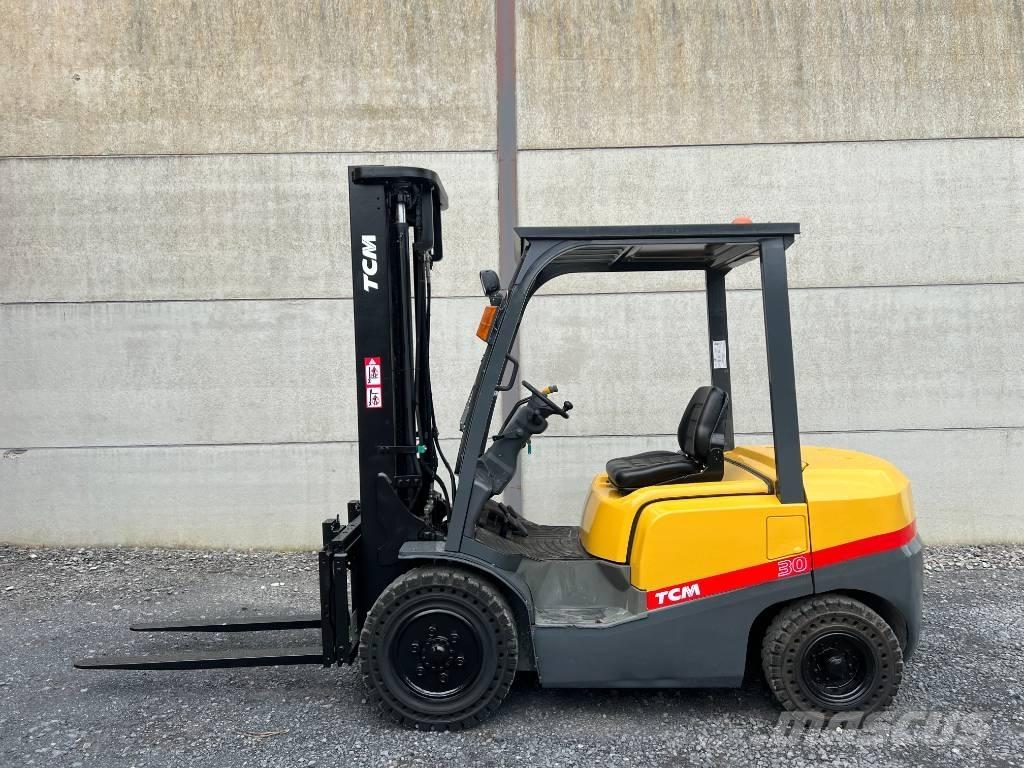 TCM FD30T3 شاحنات الديزل