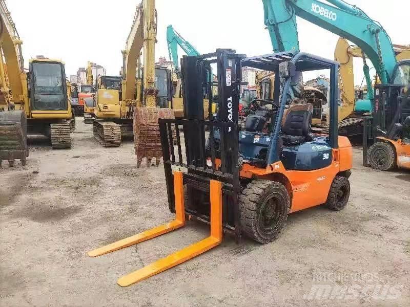 Toyota 7 FD 30 شاحنات الديزل