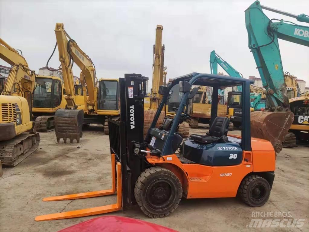 Toyota 7 FD 30 شاحنات الديزل