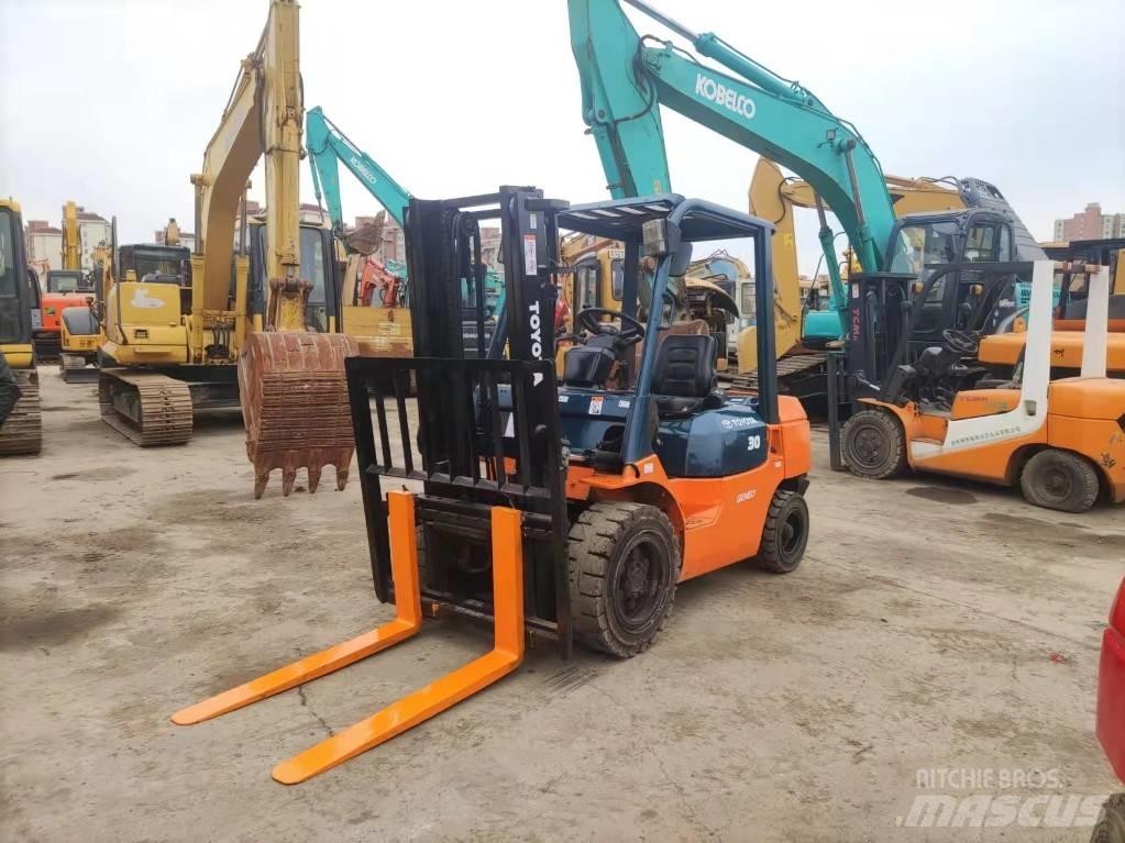 Toyota 7 FD 30 شاحنات الديزل