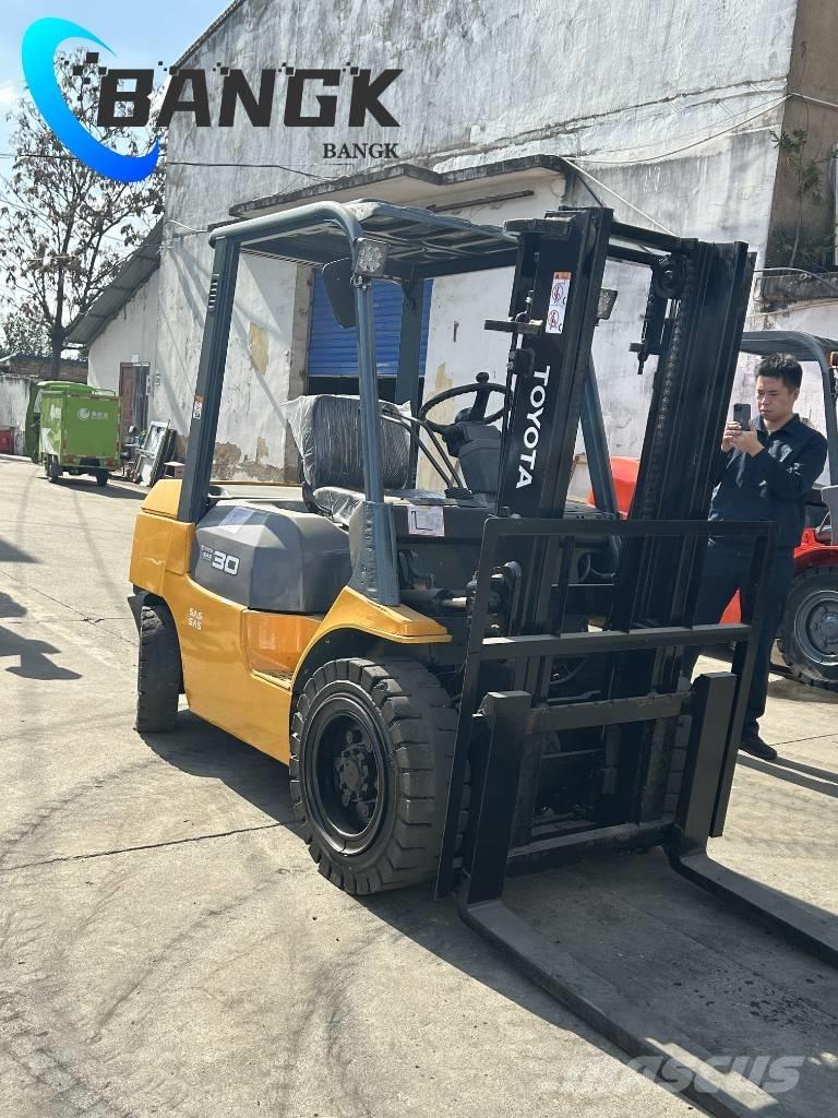 Toyota 7 FDN 30 شاحنات الديزل