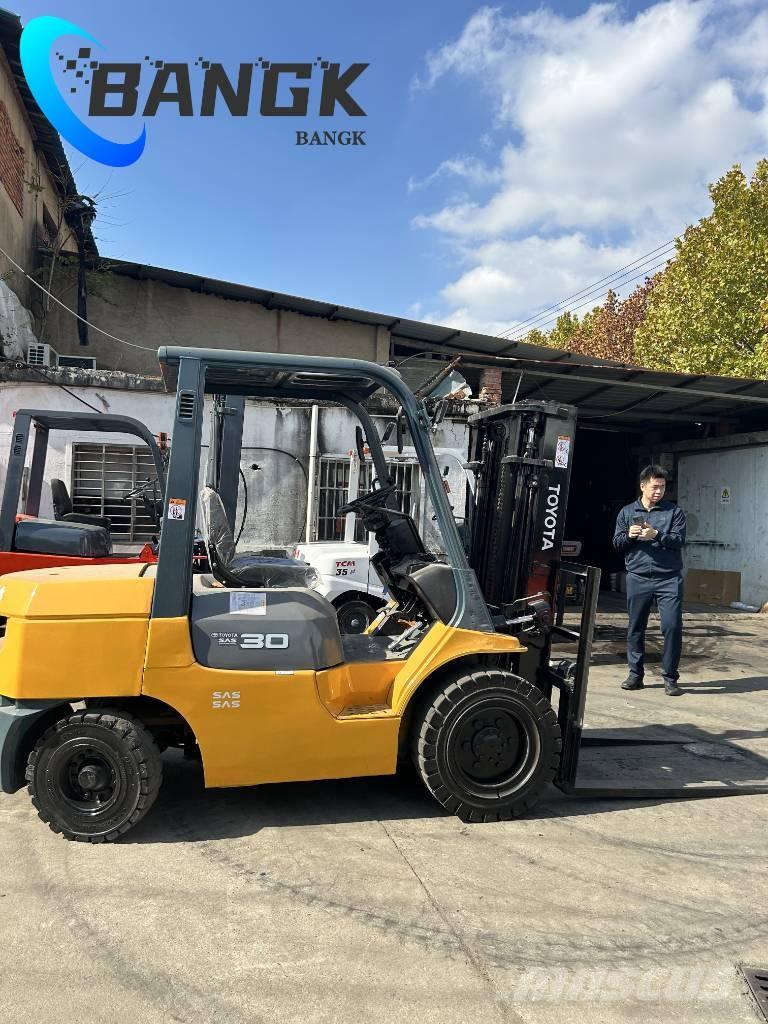 Toyota 7 FDN 30 شاحنات الديزل