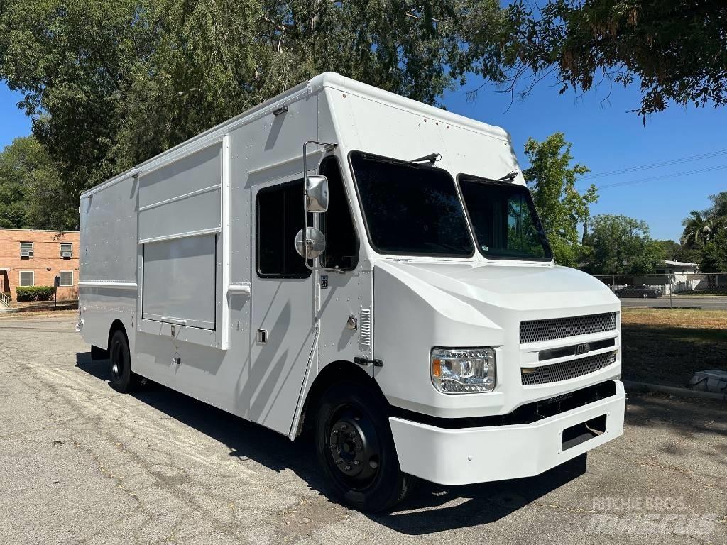 Freightliner M-LINE شاحنات ذات هيكل صندوقي