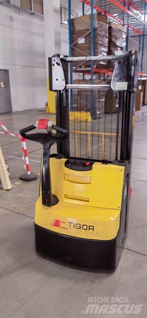 Hyster S 1.2 معدات التكديس الجوالة