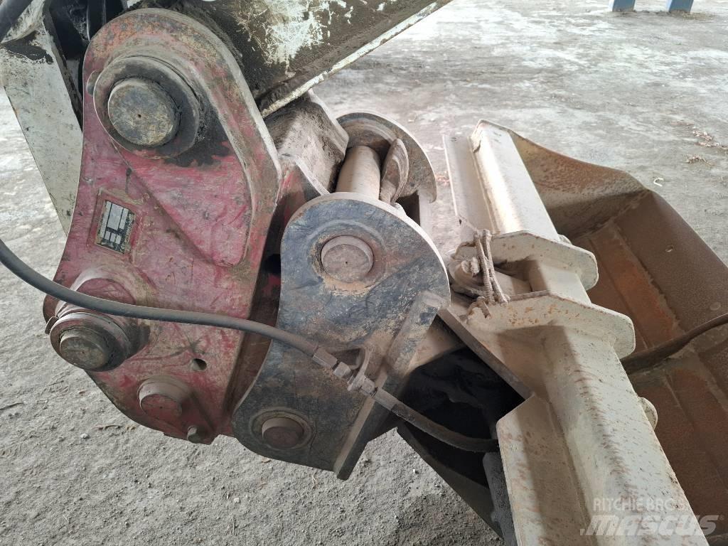JCB JCB JS 175W حفارات بعجل