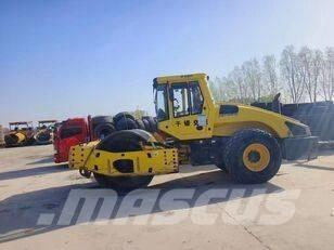 Bomag BW 220D-40 مداحل ثنائية الاسطوانة