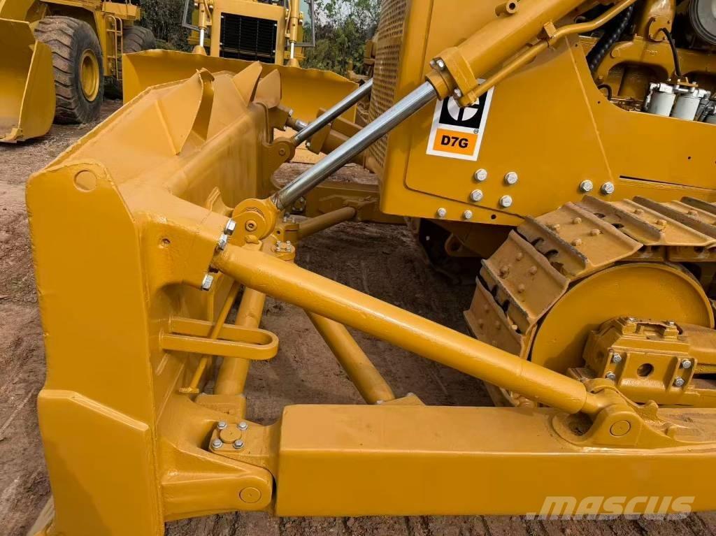 CAT D7G بلدوزرات مجنزرة