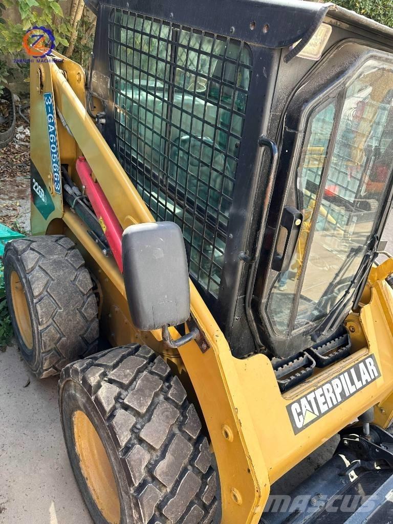 CAT 226 B لوادر انزلاقية التوجيه