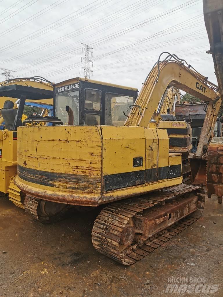 CAT E 70 B حفارات زحافة