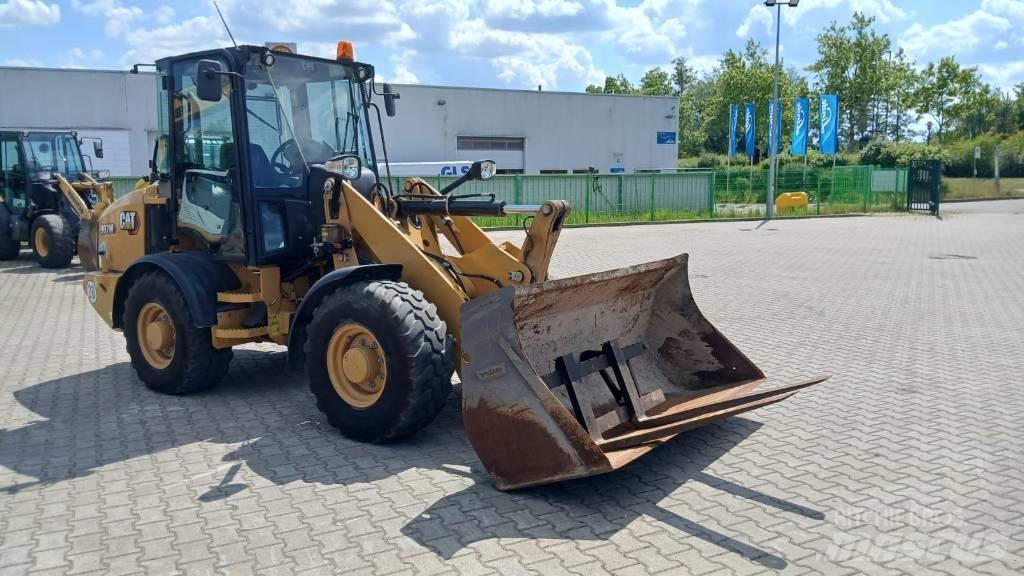 CAT 907 M لوادر بعجل