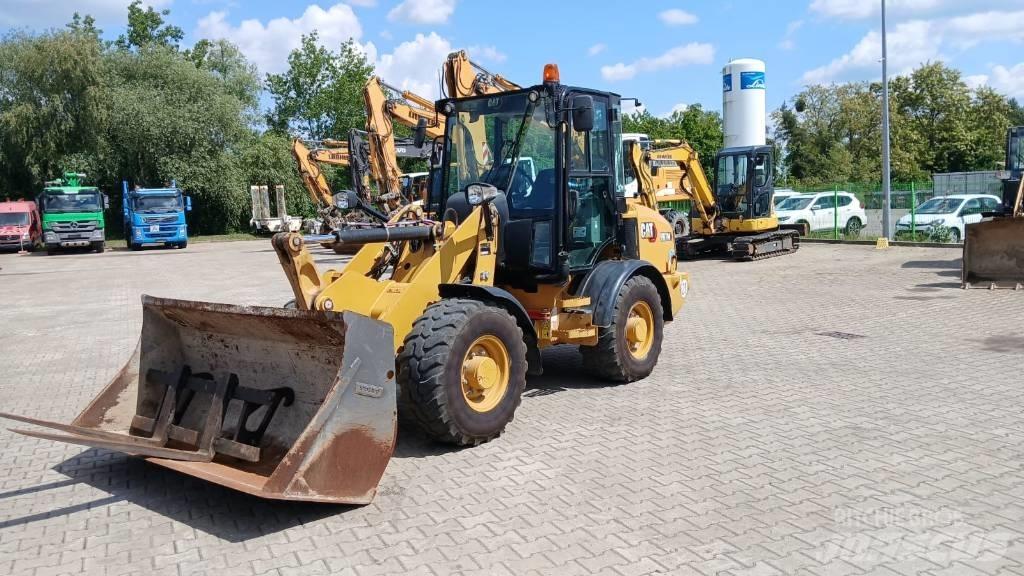 CAT 907 M لوادر بعجل