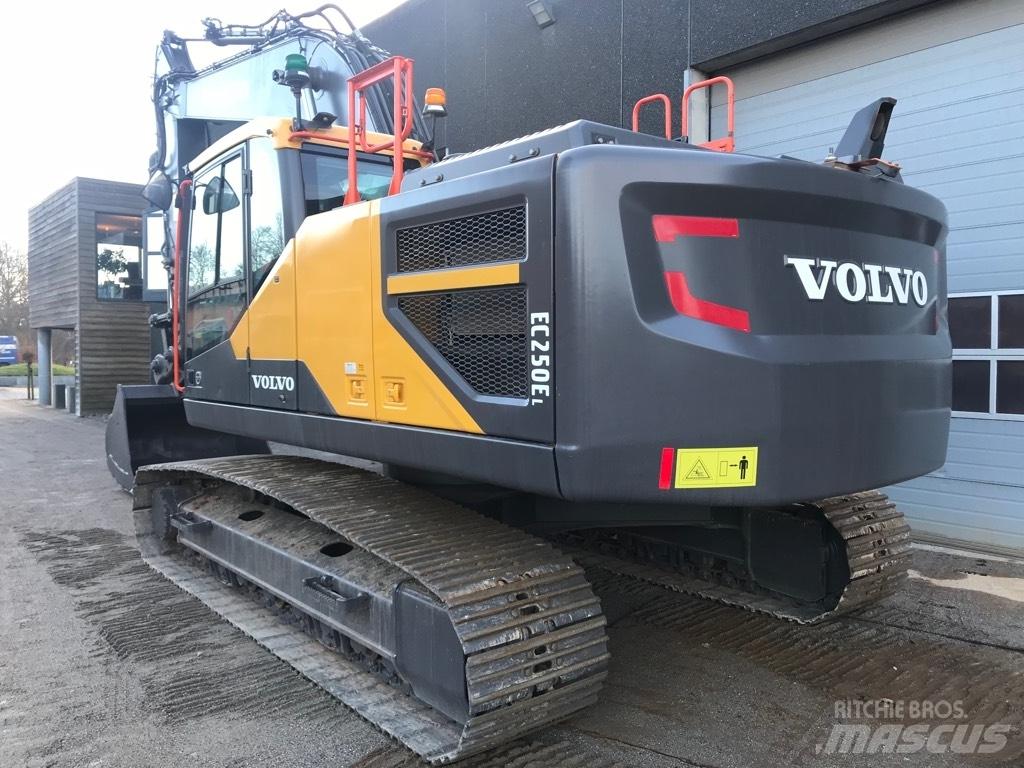 Volvo EC 250 E حفارات زحافة