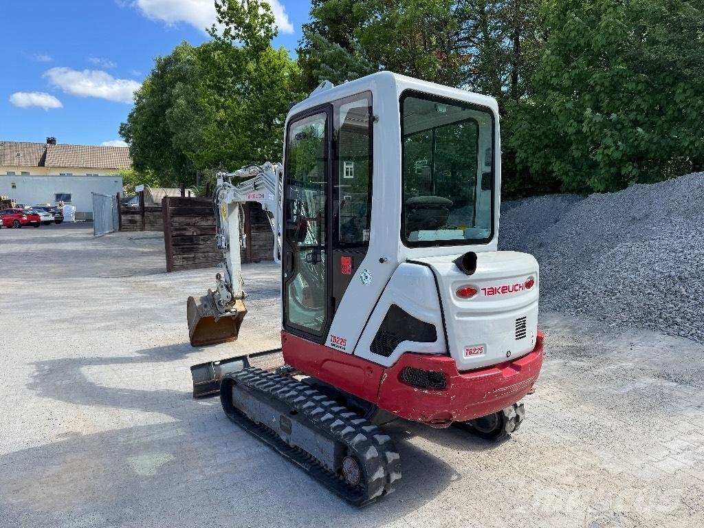 Takeuchi TB 225 حفارات صغيرة أقل من 7 طن (حفارات صغيرة)