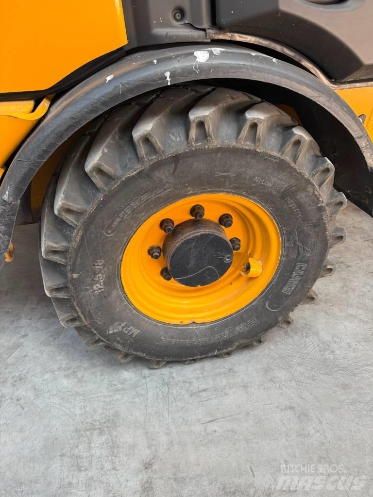 JCB 406 لوادر بعجل
