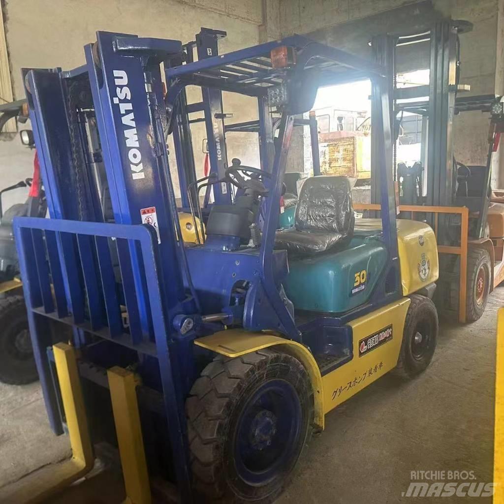 Komatsu F30T شاحنات الديزل