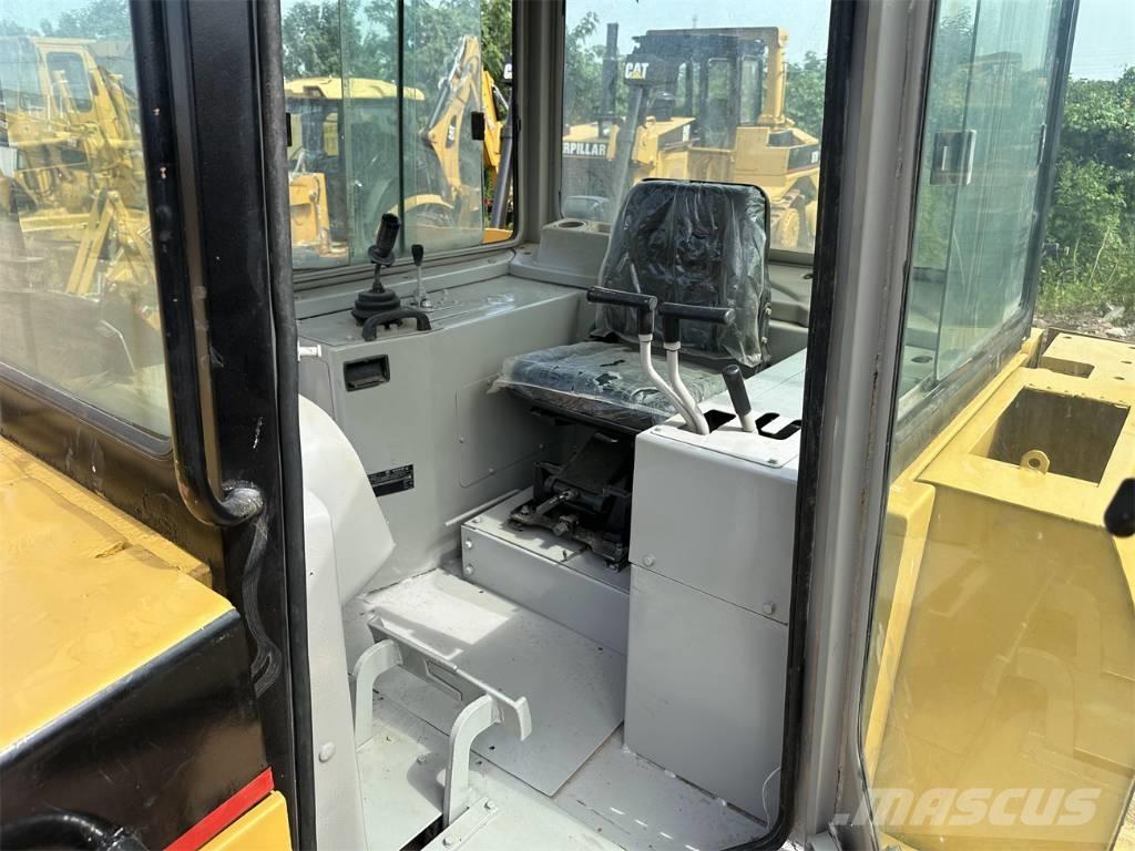 CAT D 6 G بلدوزرات مجنزرة