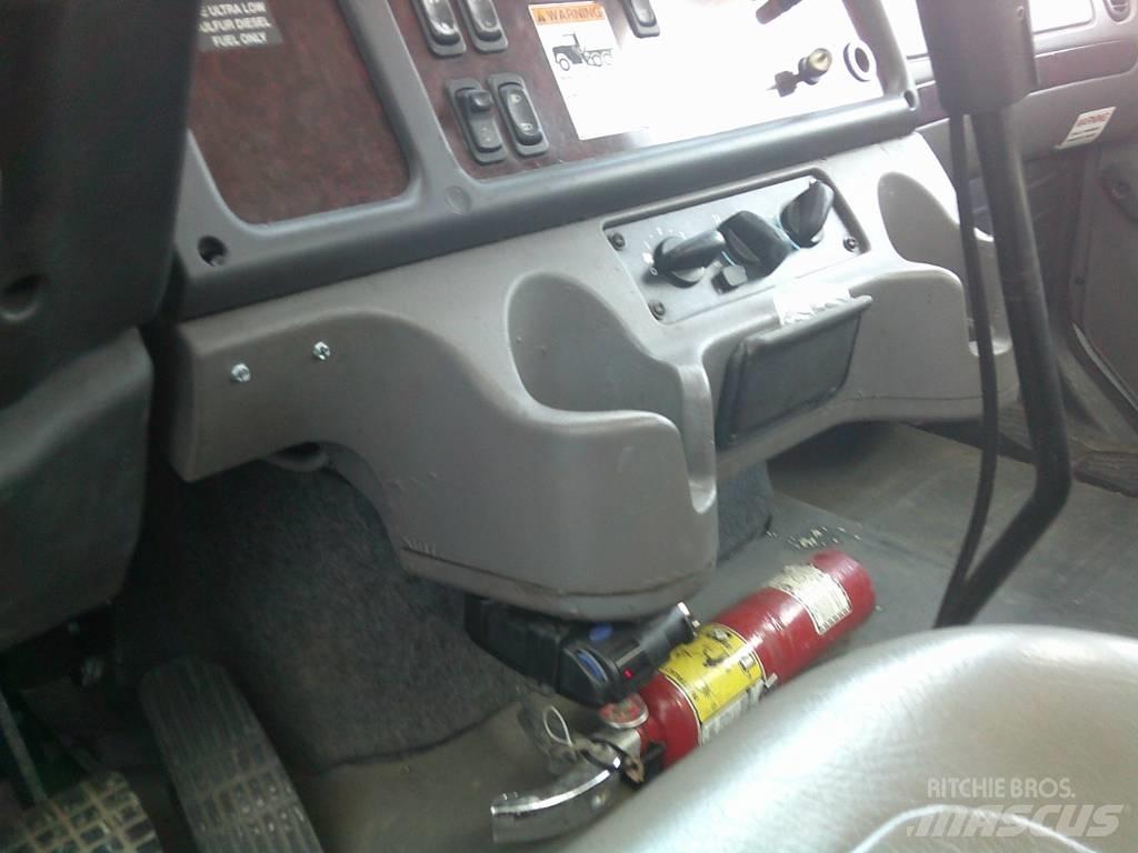 Freightliner M2 شاحنات بمقصورة وهيكل