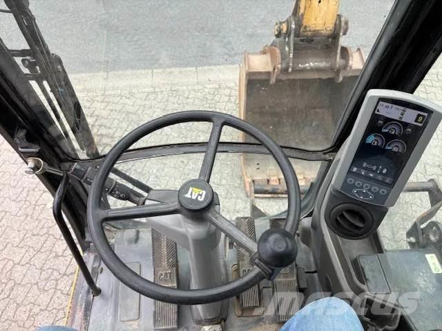 CAT 313D حفارات بعجل