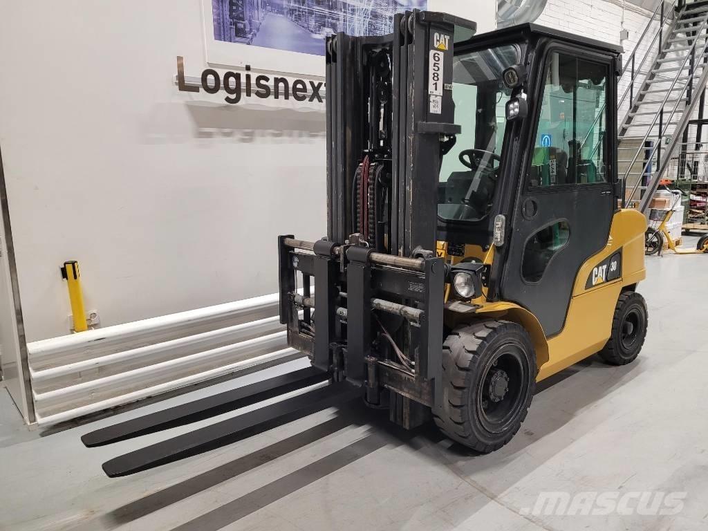 CAT DP 30 N شاحنات الديزل