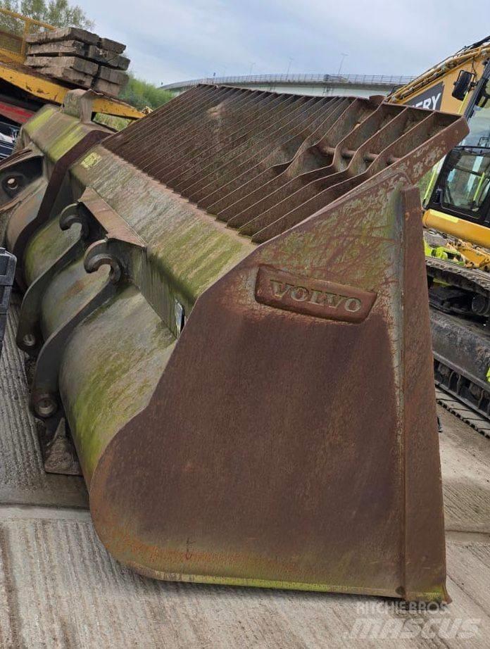 Volvo L 220 H لوادر بعجل