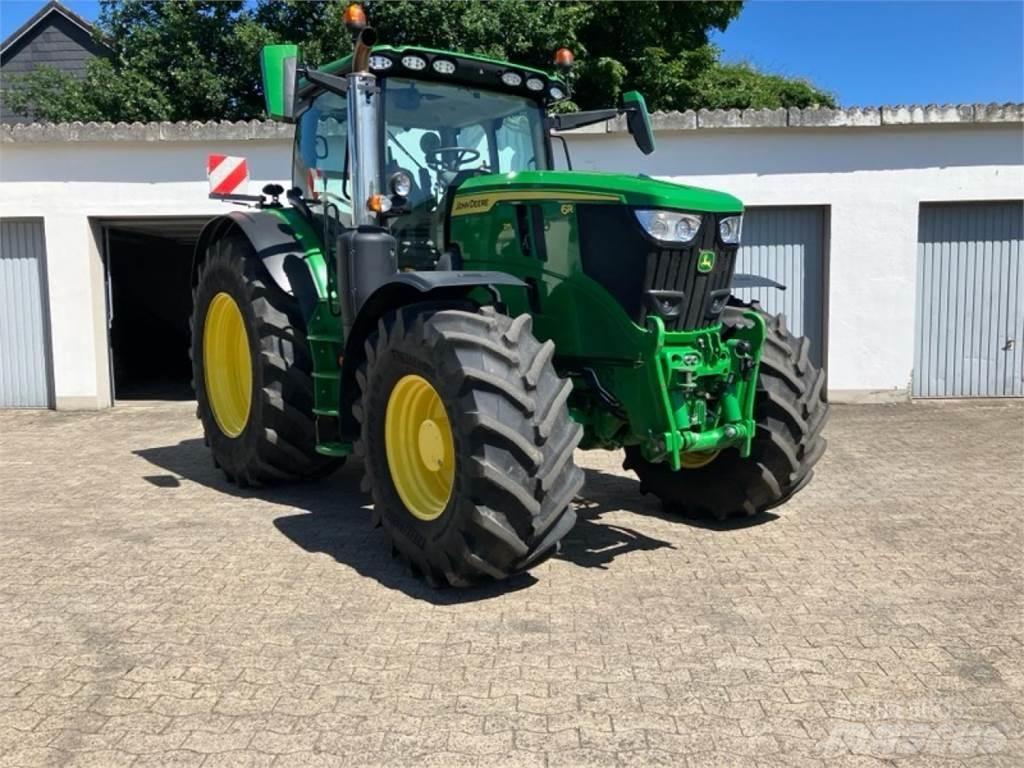 John Deere 6R 215 الجرارات