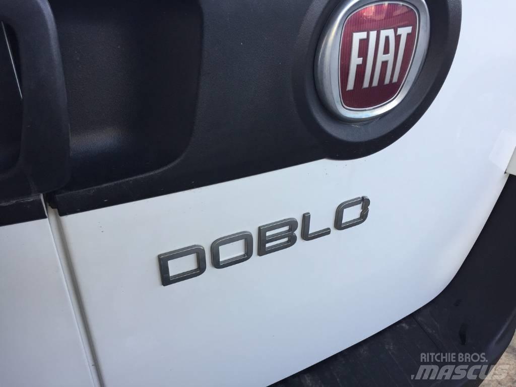 Fiat Doblo Cargo شاحنة مقفلة