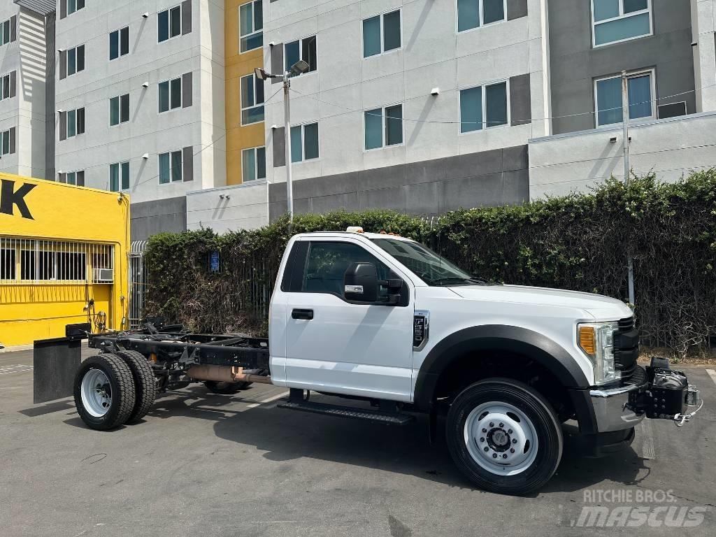 Ford F 550 شاحنات بمقصورة وهيكل