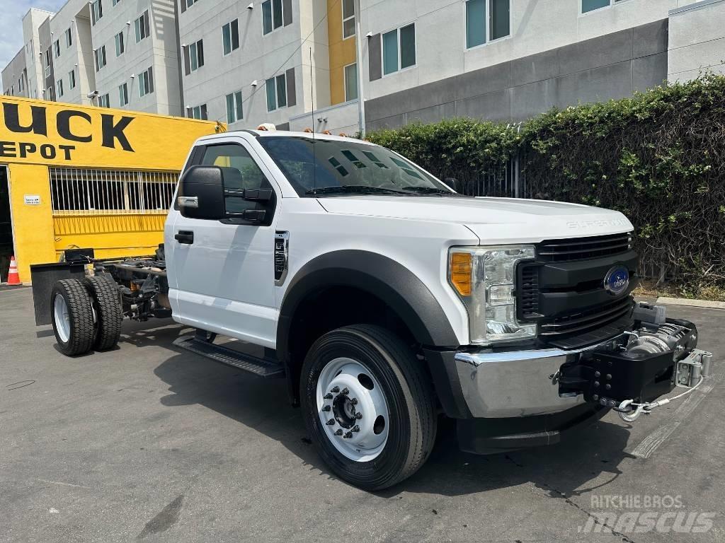 Ford F 550 شاحنات بمقصورة وهيكل