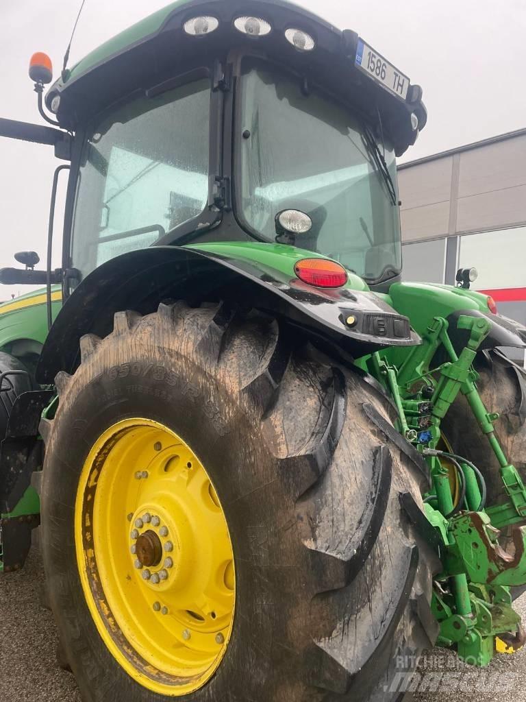 John Deere 8310 R الجرارات