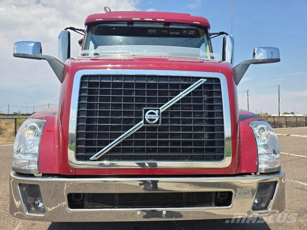 Volvo VNL 42 T300 وحدات الجر