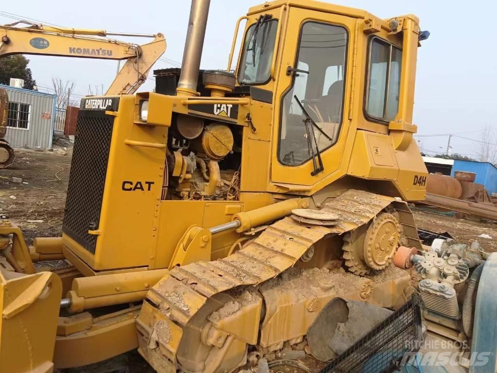 CAT D 4 H بلدوزرات مجنزرة