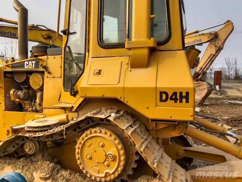 CAT D 4 H بلدوزرات مجنزرة