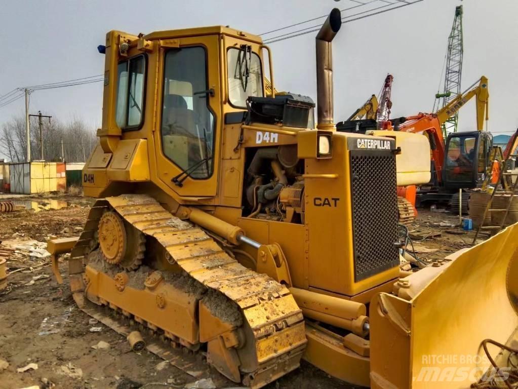 CAT D 4 H بلدوزرات مجنزرة