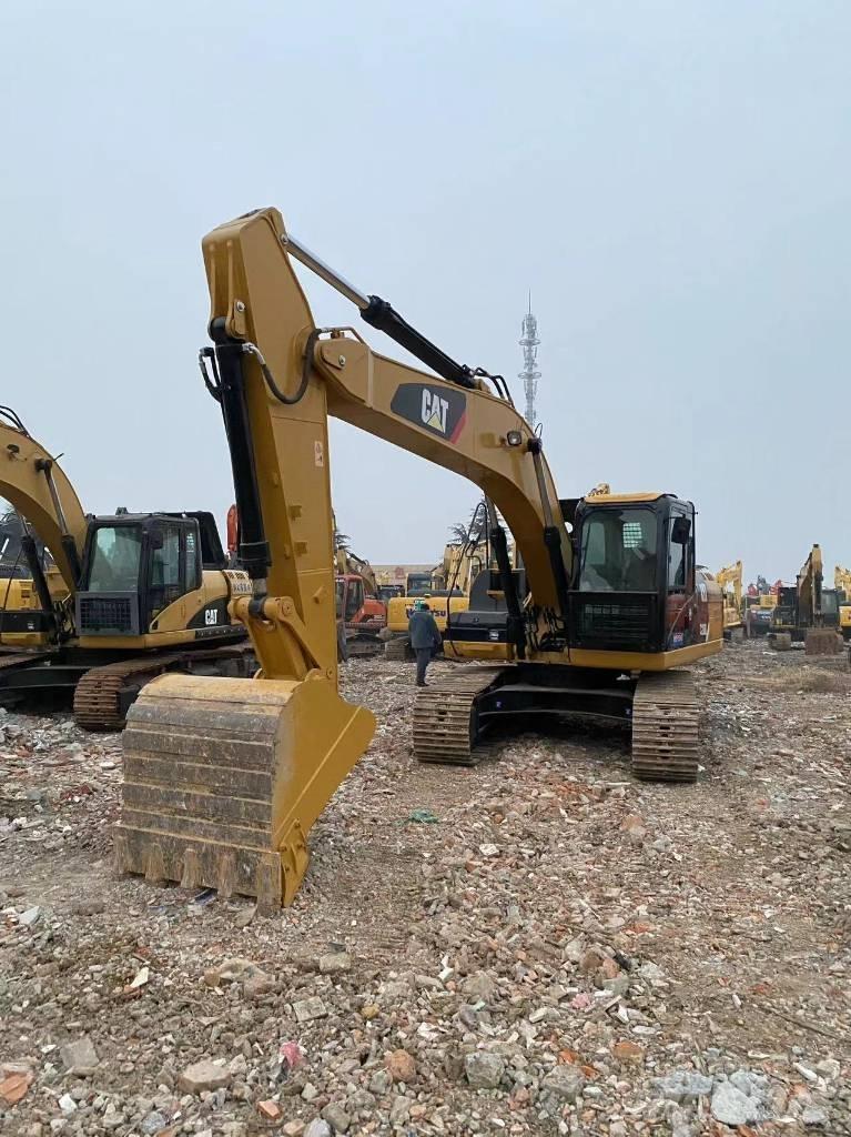 CAT 320 D حفارات زحافة