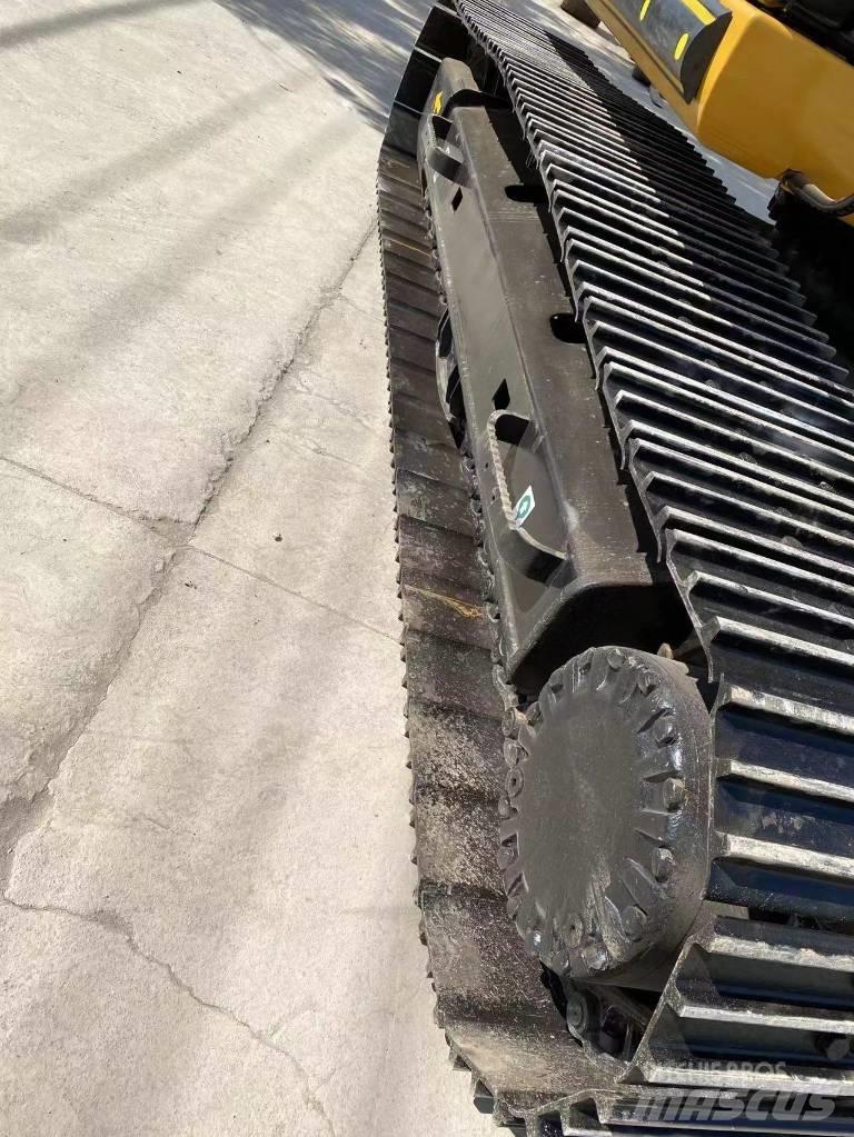 CAT 320 D حفارات زحافة