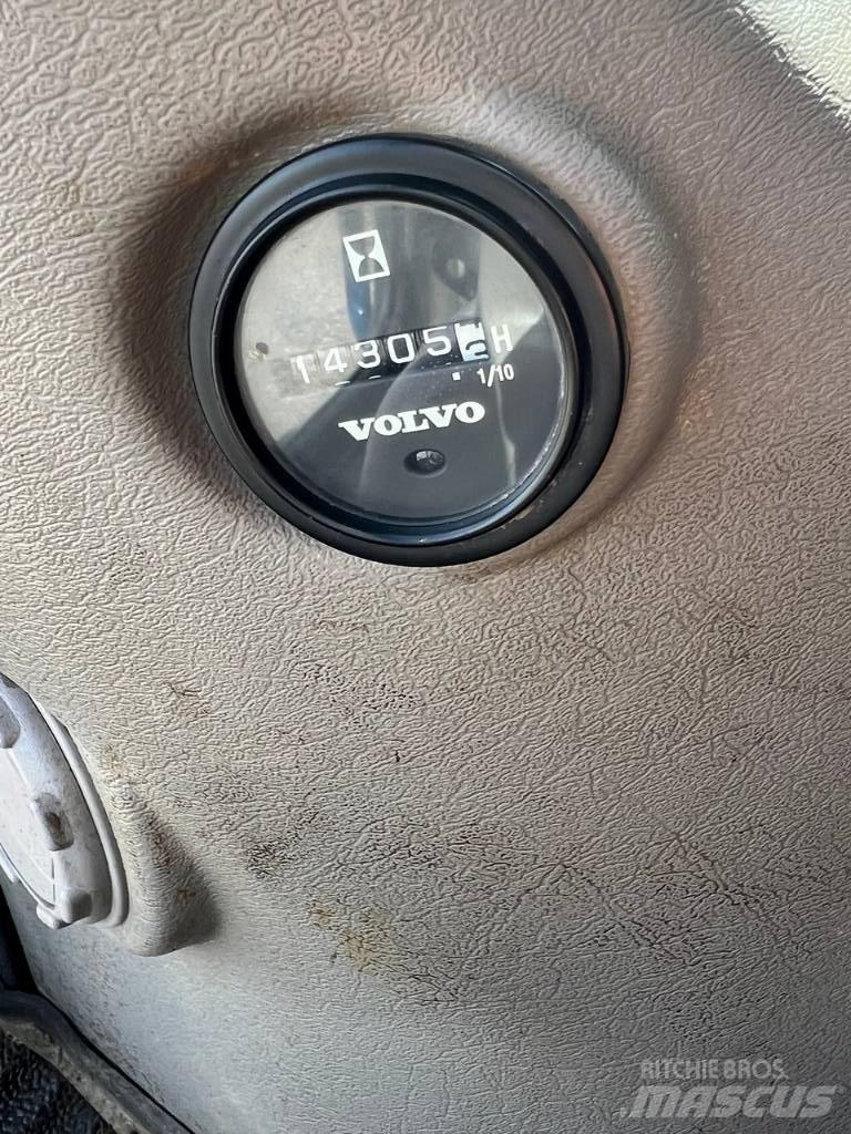 Volvo EW 140 C حفارات بعجل
