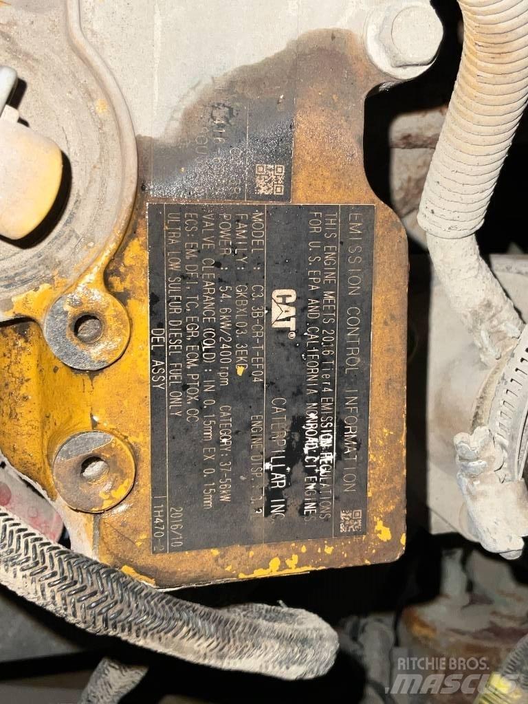 CAT 906 M لوادر بعجل