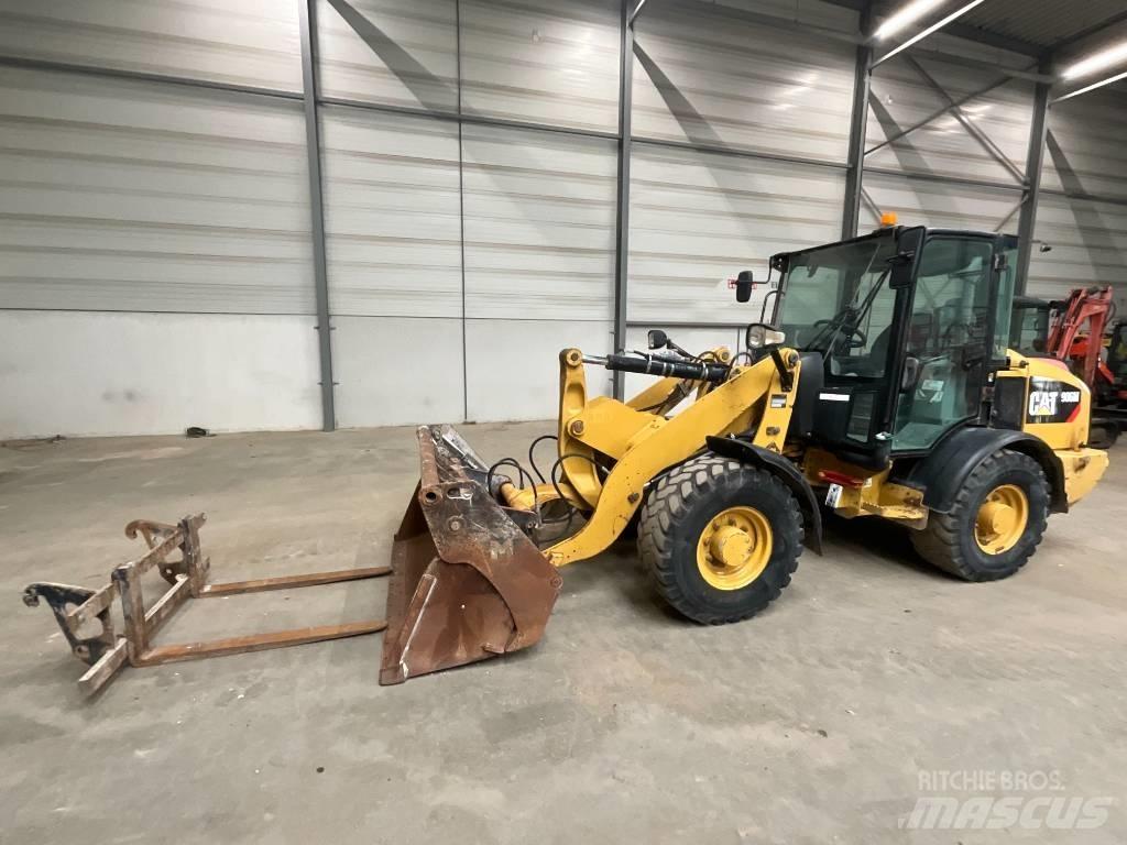 CAT 906 M لوادر بعجل