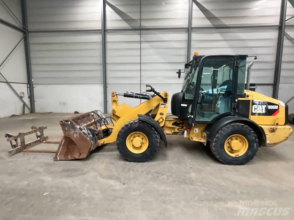 CAT 906 M لوادر بعجل