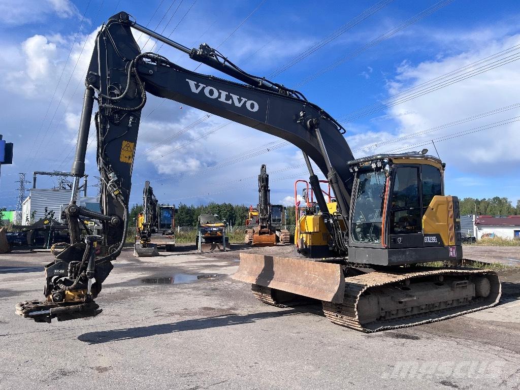 Volvo ECR 235 E حفارات زحافة