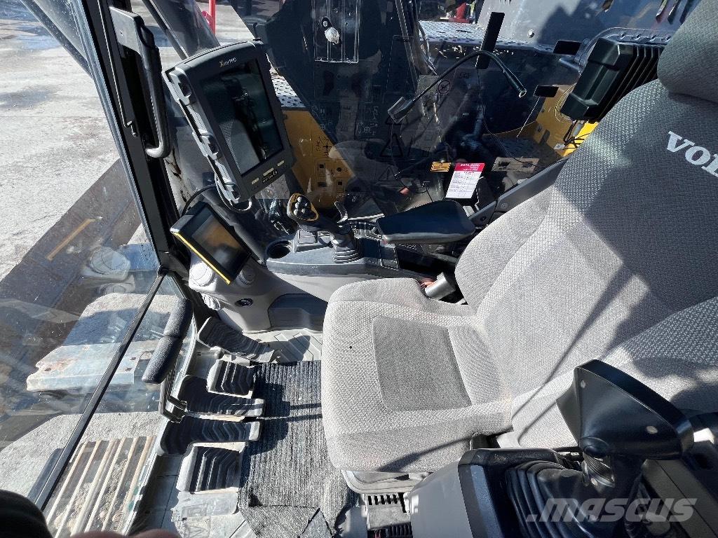 Volvo ECR 235 E حفارات زحافة