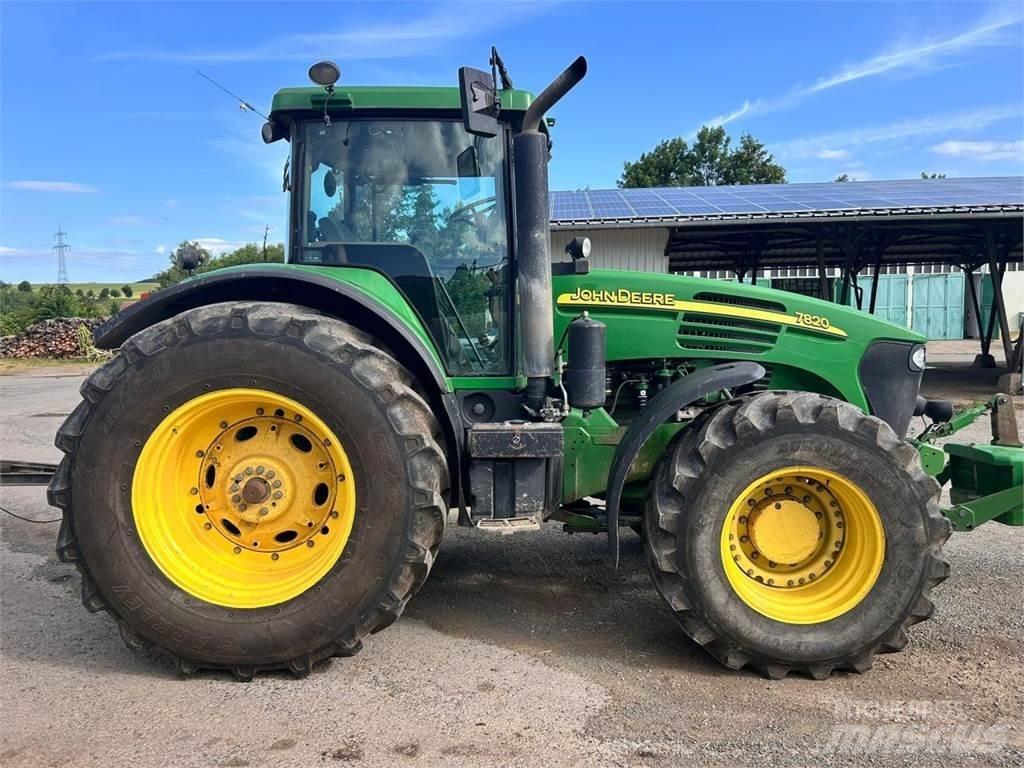 John Deere 7820 الجرارات
